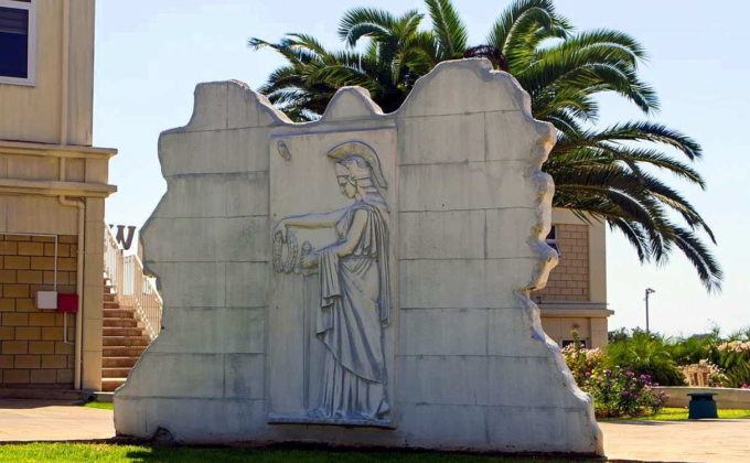Украшение в виде остатка стены древнегреческого здания,Аквапарк Айя Напа WaterWorld, Кипр