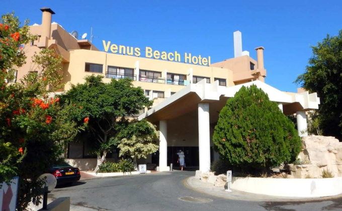 Подъезд к отелю со стороны города, Venus Beach Hotel (Венус Бич Отель)