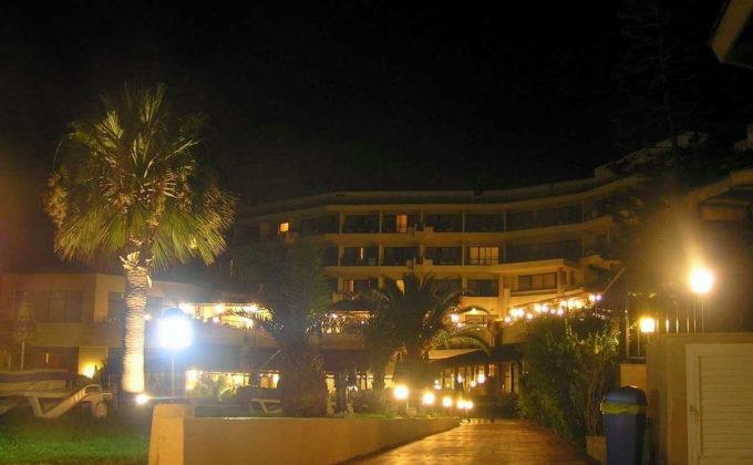 Аллея для прогулок, вечерний вид, Venus Beach Hotel (Венус Бич Отель)