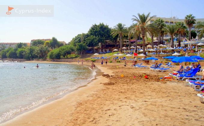 Пляж перед отелем с шезлонгами, Golden Cost Hotel 4*, Протарас, Кипр