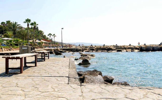 Скалистый берег между пляжами, Amathus Beach Hotel, Лимассол, Кипр