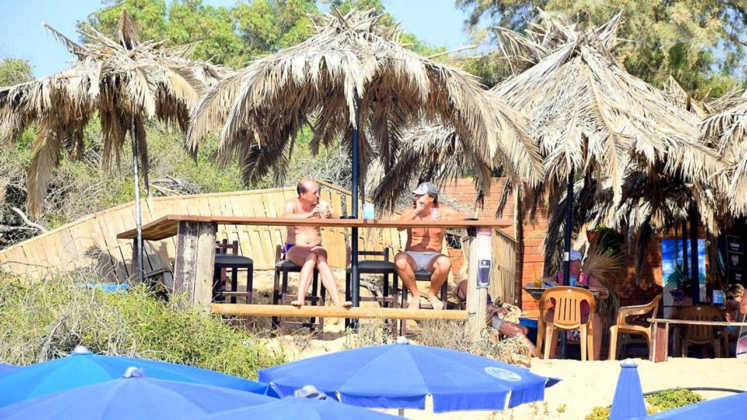 Столики бара под зонтами, Glyki Nero Beach, Айя Напа, Кипр