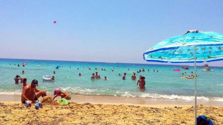 Мягкий золотой песок пляжа, Glyki Nero Beach, Айя Напа, Кипр