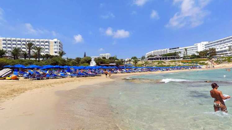 Мелководная береговая линия пляжа, Glyki Nero Beach, Айя Напа, Кипр