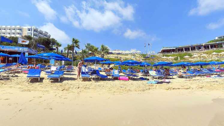 Шезлонги и зонтики на пляже, Glyki Nero Beach, Айя Напа, Кипр