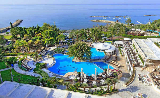Главный бассейн и территория отеля, Mediterranean Beach Hotel, Лимассол, Кипр