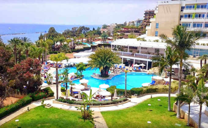Главный бассейн, вид сбоку, Mediterranean Beach Hotel, Лимассол, Кипр