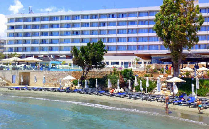 Общий вид с моря на отель и пляж, The Royal Apollonia Beach, Лимассол, Кипр