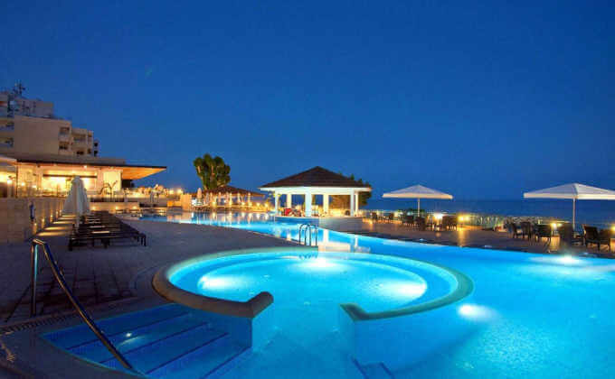 Главный бассейн вечером, The Royal Apollonia Beach, Лимассол, Кипр