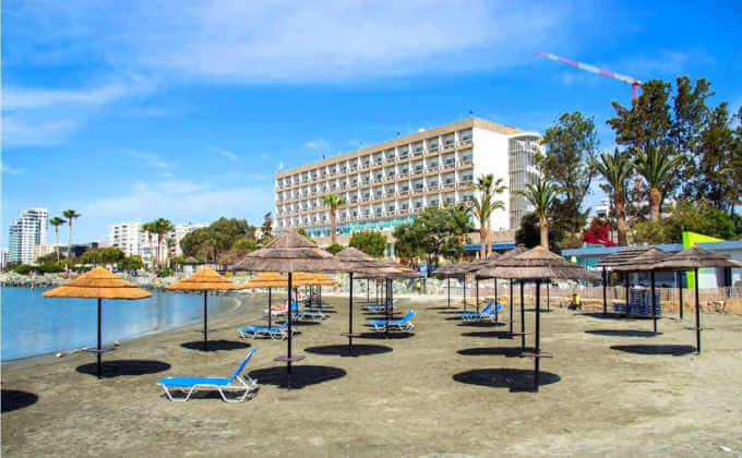 Пляж перед отелем, Crowne Plaza, Лимассол, Кипр