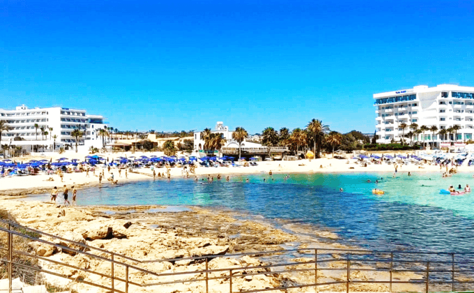 Лазурная вода на берегу -Пляж Ватия Гония (Vathia Gonia Beach или Sandy Bay) Айя Напа, Кипр