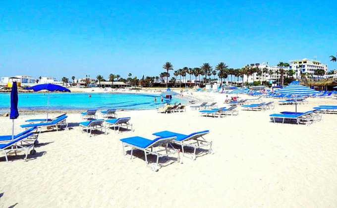 Мягкий чистый песок пляжа, Пляж Ватия Гония (Vathia Gonia Beach или Sandy Bay) Айя Напа, Кипр