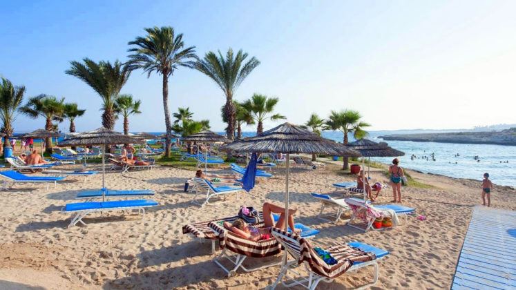 Песчаный пляж Latchi Adams Beach, Отель Adams Beach, Айя-Напа, Кипр