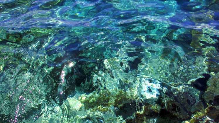 Прозрачная лазурная вода залива, Голубая Лагуна Айя Напа, (мыс Каво Греко) Кипр