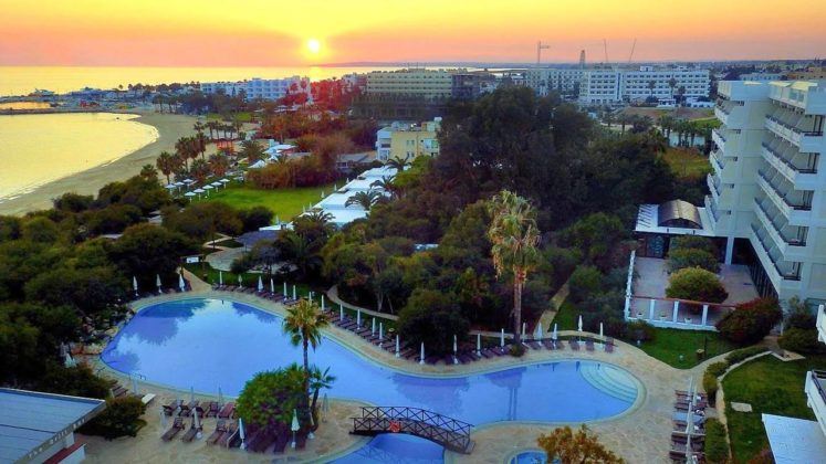 Вид с левого крыла на территорию отеля, Grecian Bay Hotel, Айя Напа, Кипр