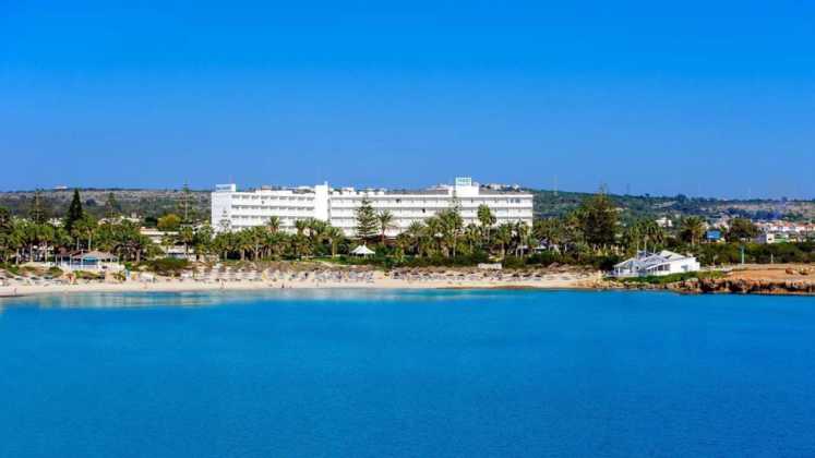 Вид на отель с моря, Nissi Beach Resort, Айя-Напа, Кипр