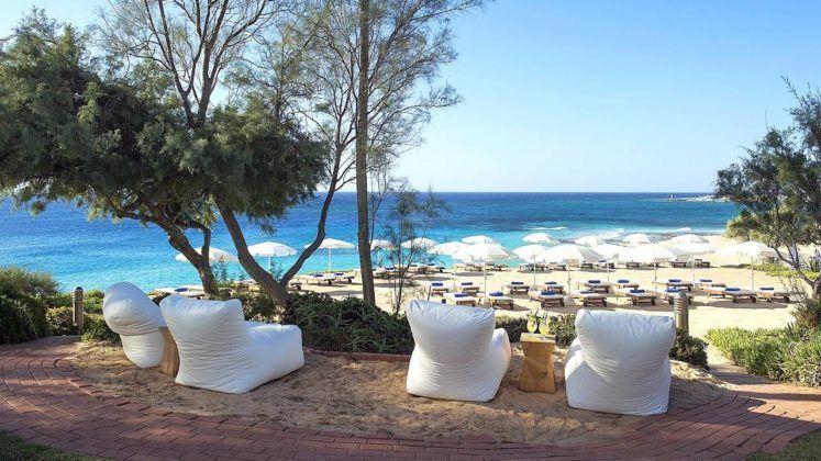 Пуфики для отдыха с видом на пляж, Grecian Sands Hotel, Айя Напа, Кипр