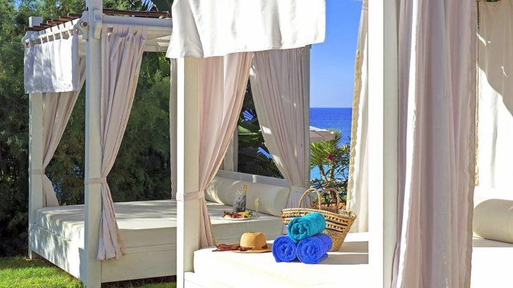 Матрасы - кровати на территории отеля, Grecian Sands Hotel, Айя Напа, Кипр
