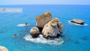 Скалы в воде рядом с пляжем, Петра Ту Ромиу, Пафос, Кипр