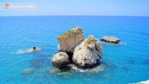 Скалистые камни в воде возле пляжа, Петра Ту Ромиу, Пафос, Кипр