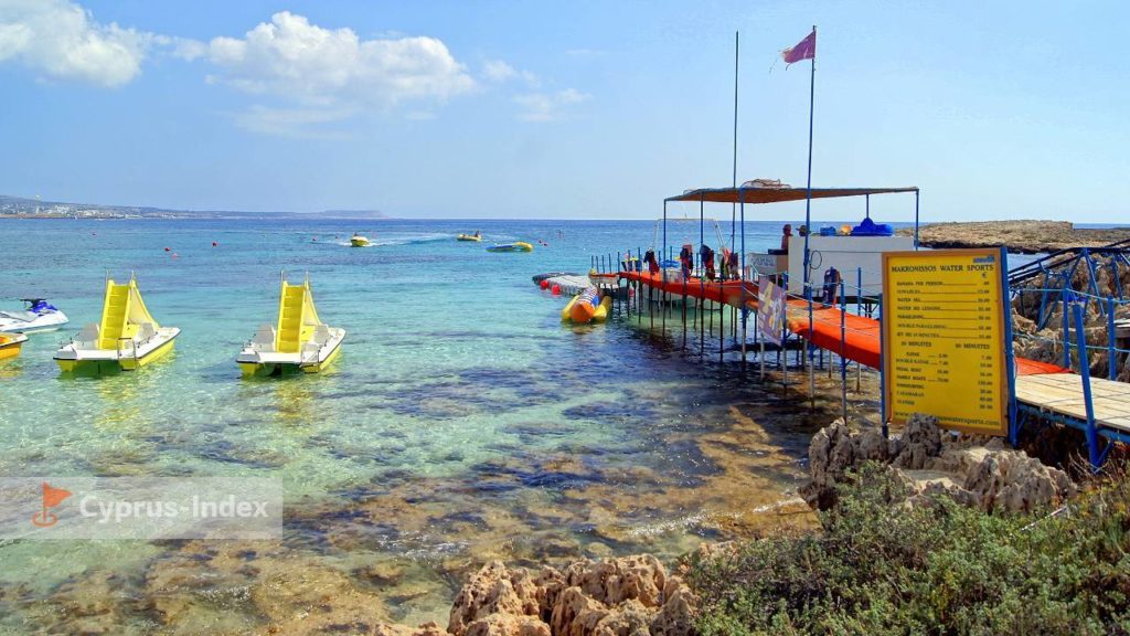 Прокат водных видов транспорта. Пляж Макронисос. Айя Напа, Кипр.