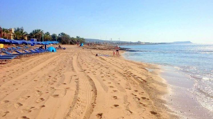 Золотистый мягкий песок пляжа Пернера, Айя Напа, Кипр