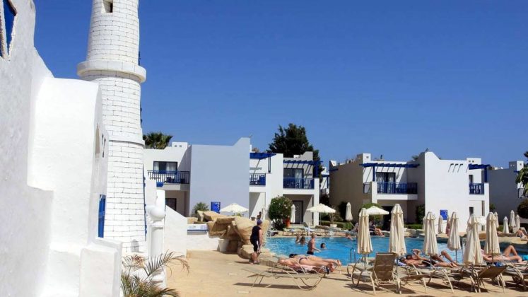 Шезлонги возле бассейна, Callisto Holiday Village, Айя Напа, Кипр
