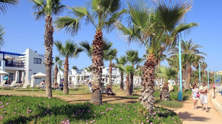 Дорожка между территорией отеля и пляжем, Callisto Holiday Village, Айя Напа, Кипр