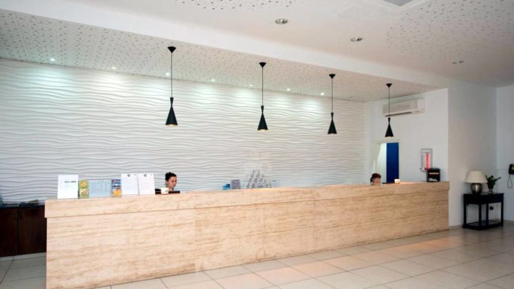 Стойка регистрации в административном здании, Callisto Holiday Village, Айя Напа, Кипр