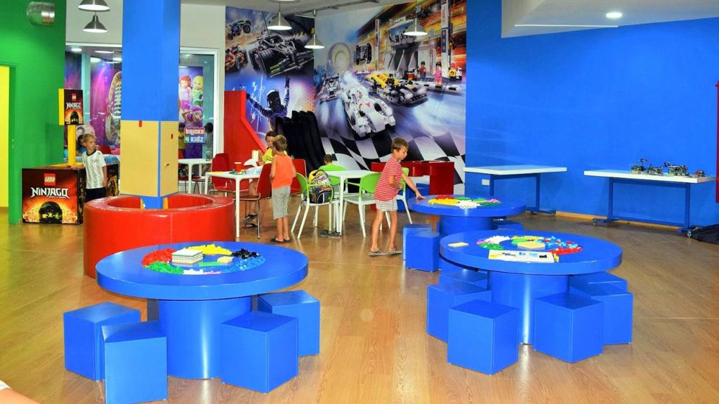 Столы с наборами конструктора для создания мозаик, Lego Bricks 4 Kidz, Лимассол, Кипр