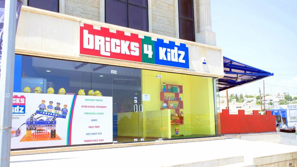 Вход в здание детского центра, Lego Bricks 4 Kidz, Лимассол, Кипр