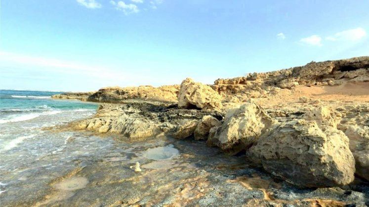 Скалы и камни на берегу пляжа Ланду, Айя Напа, Кипр