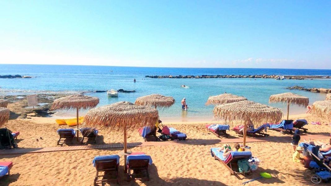 Зонтики для клиентов отеля, пляж Лимнара Кермия, Ай Напа, Кипр