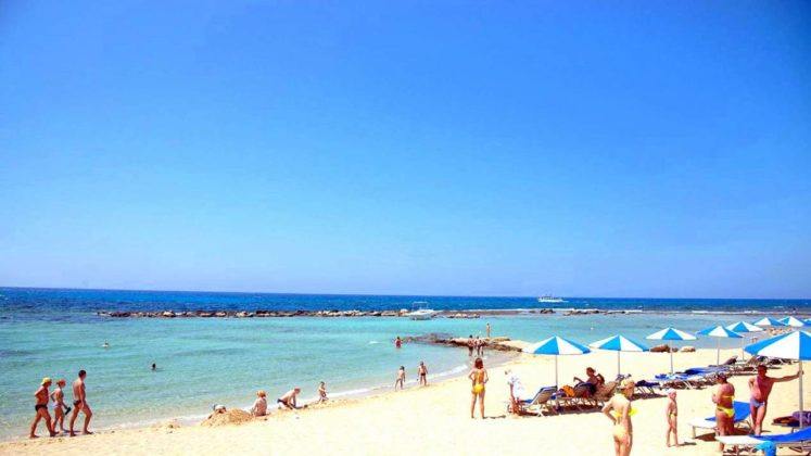 Берег пляжа Лимнара Кермия, Ай Напа, Кипр