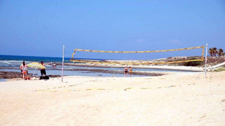 Сетка для игры в волейбол на пляже, пляж Лимнара Кермия, Ай Напа, Кипр