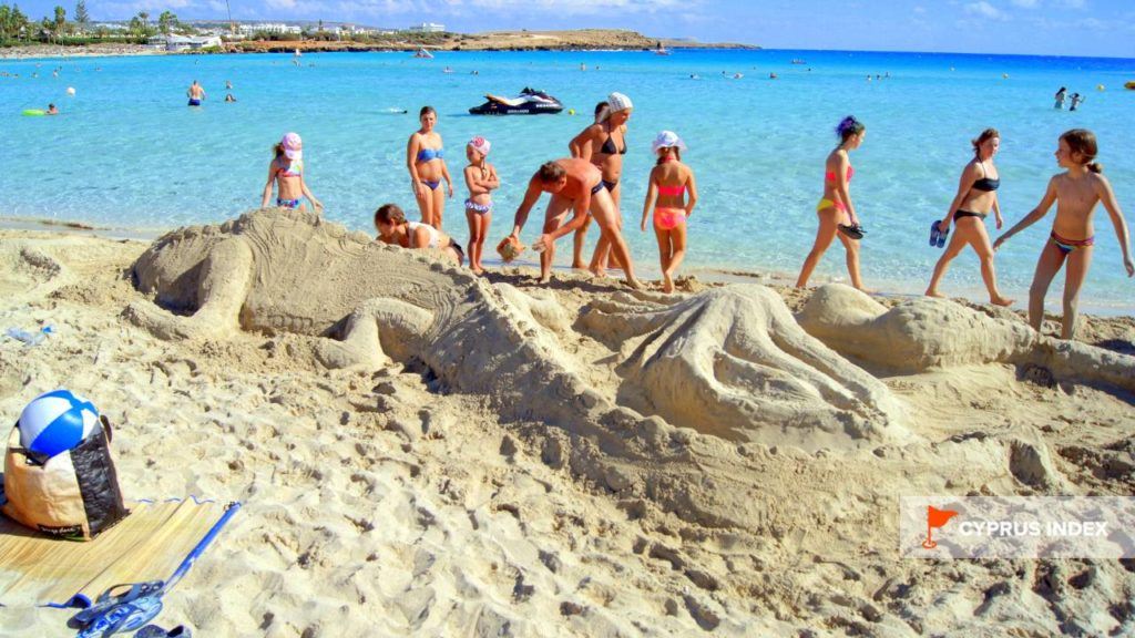 Чистый золотистый песок пляжа Нисси Бич идеально подходит для детских игр у воды