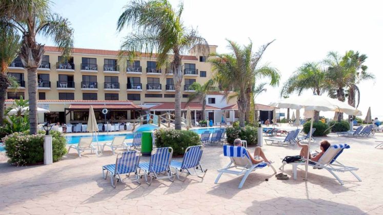 Шезлонги у бассейна, Anmaria Beach Hotel, Айя Напа, Кипр