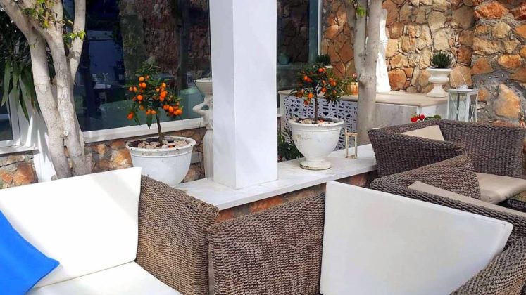 Садовая мебель для отдыха во внутреннем дворе, Anonymous Beach Hotel, Айя Напа, Кипр