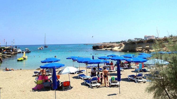 Шезлонги и зонтики на пляже Грин Бей, Green Bay Beach, Протарас, Кипр