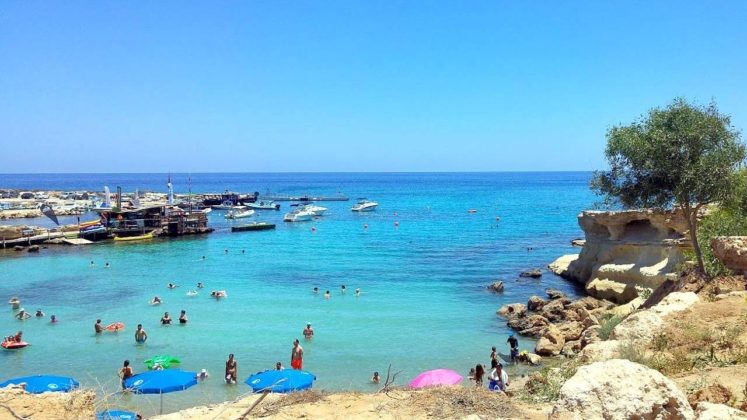 Скалистый берег закрывающий бухту, Green Bay Beach, Протарас, Кипр