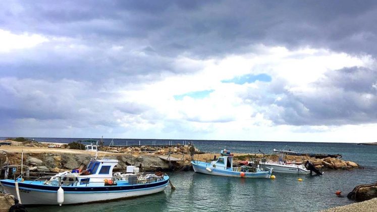 Катера с бухтах возле пляжа, Green Bay Beach, Протарас, Кипр