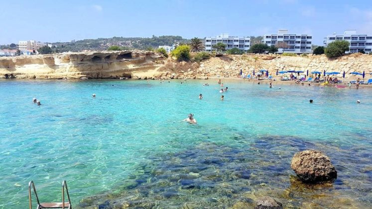 Прозрачная вода в бухте пляжа, Green Bay Beach, Протарас, Кипр