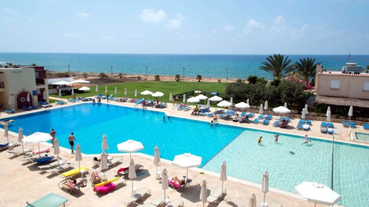 Центральный бассейн, отель Panas Holiday Village, Айя Напа, Кипр
