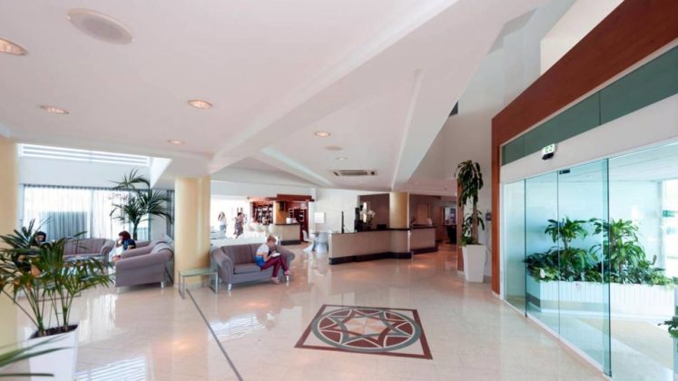 Стойка регистрации и центральный вход, Tasia Maris Sands Hotel, Айя Напа, Кипр