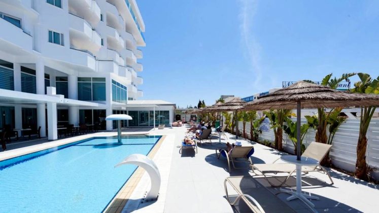Бассейн и шезлонги на территории отеля, Tasia Maris Sands Hotel, Айя Напа, Кипр
