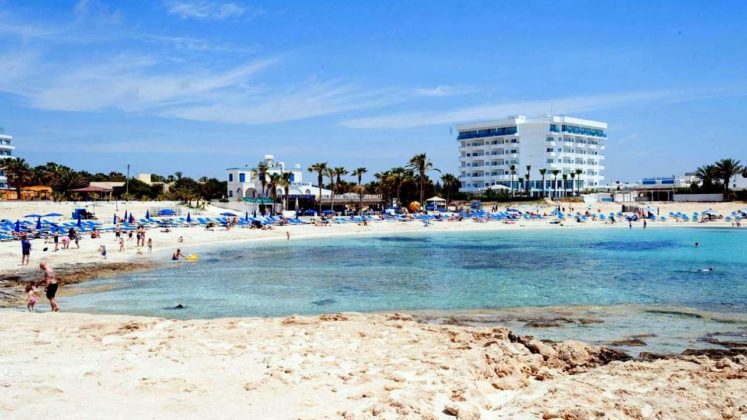 Общий вид на пляж Ватия Гония и отель, Tasia Maris Sands Hotel, Айя Напа, Кипр