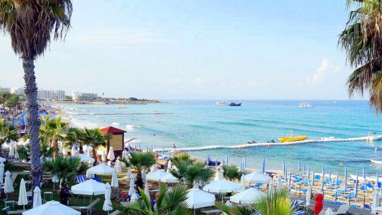 Общий вид на поборежье пляжа, пляж Вриси А, Протарас, Кипр