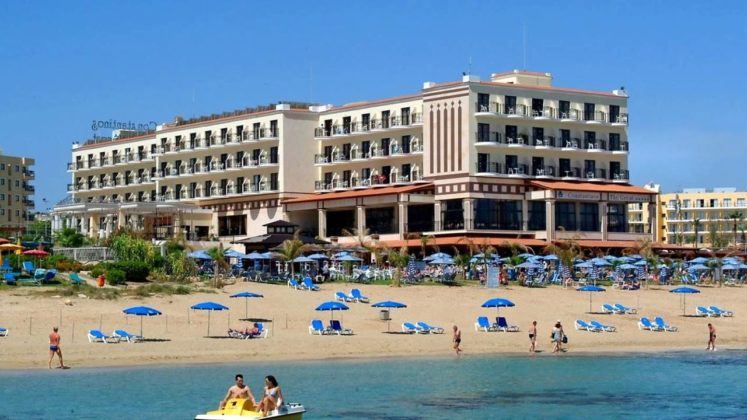 Вид с моря на пляж Вриси Б и отель Constantinos The Great Beach Hotel, Вриси Б, Протарас, Кипр