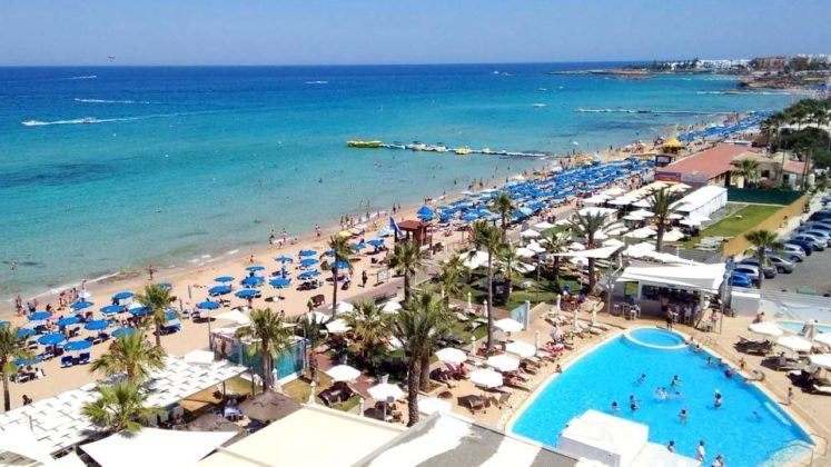 Вид на пляж с отеля Vrissaki, пляж Вриси С, Протарас, Кипр