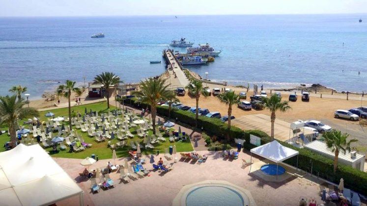 Вид с отеля Rising Star Beach на пристань, пляж Вриси С, Протарас, Кипр